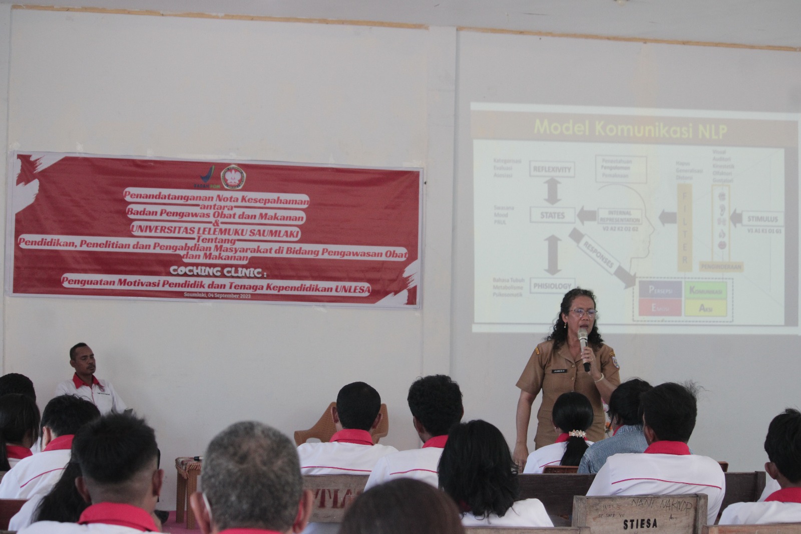 Yuliana Ch Ratuanak saat membagikan materi coaching clinic kepada dosen dan tenaga kependidikan di UNLESA